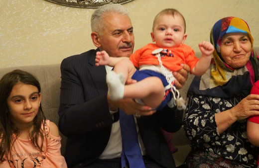 Binali Yıldırım sahurda Laçin ailesinin evine misafir oldu