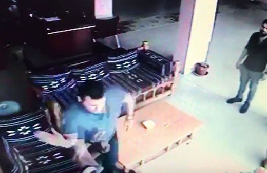 Esnaftan suçüstü yakalanan hırsıza meydan dayağı