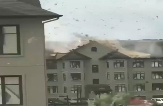 Ottawa’da kasırga evlerin çatılarını böyle uçurdu