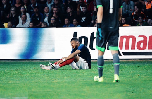 Rakibimiz Fransa'nın yıldız oyuncusu Mbappe sakatlandı