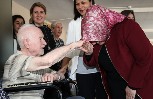 Bakan Selçuk’tan bayramda huzurevi ziyareti