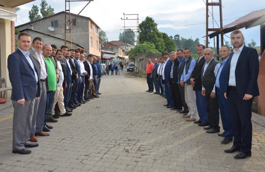 Karşılıklı iki mahalle bayram namazını 2 dakika arayla kıldı