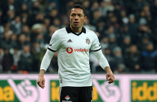 Beşiktaşlı Adriano hangi kulübe transfer olacağını açıkladı
