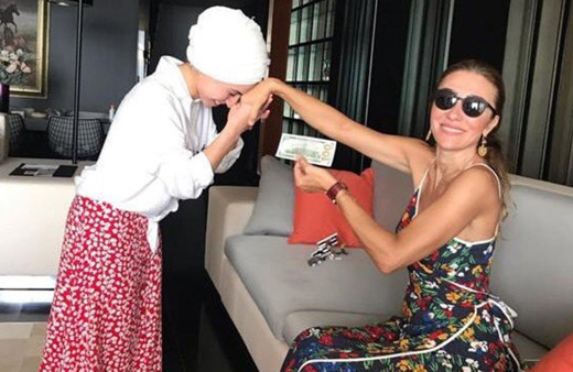 Bakan Ersoy'un eşinden tartışma yaratan dolar fotoğrafı