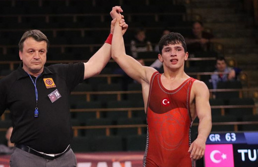 Genç milli güreşçi Abdullah Toprak'tan altın madalya