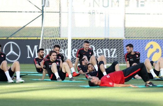 Milli Takım'da Okay Yokuşlu, kadrodan çıkarıldı