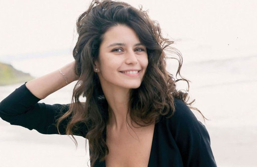 Beren Saat'ten yeni paylaşım! Atiye dizisinin birinci sezon çekimleri tamamlandı