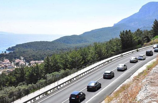 Fethiye-Ölüdeniz arasındaki kara yolu yoğunluk nedeniyle kapatıldı