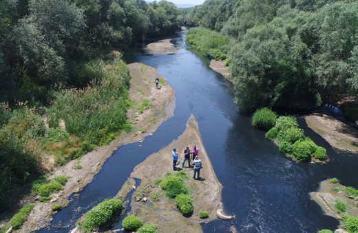 Gediz simsiyah zehir akıyor