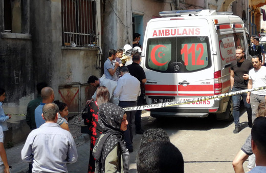 İstanbul Beyoğlu'nda genç kız evinin çatısında ölü bulundu