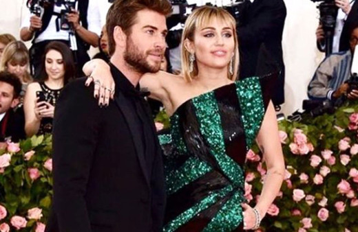 Ünlü şarkıcı Miley Cyrus'tan kendisini elleyip öpmeye çalışan adama öfkeli yanıt