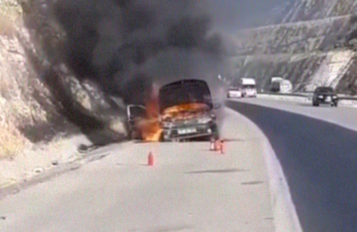 Seyir halindeki otomobil cayır cayır yandı