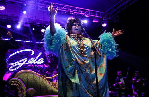 Diva'ya sahnede sürpriz! Çeşme'de Bülent Ersoy kendisine hayran bıraktı!