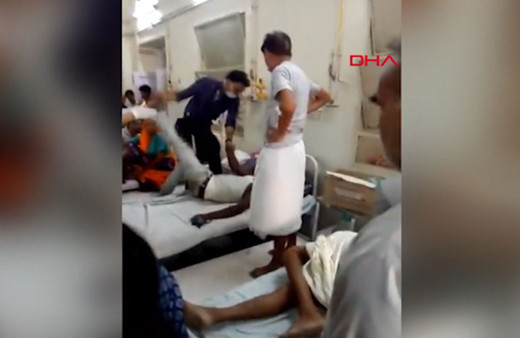 Hindistan'da doktor hastasını art arda tokatladı