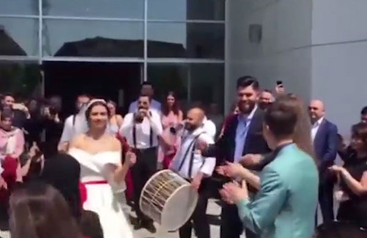 Mesut Özil Amine Gülşe'yi baba evinden davul-zurnayla çıkardı