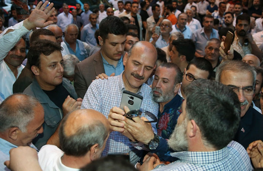 Bakan Soylu, Gaziosmanpaşa'da esnafı ziyaret etti