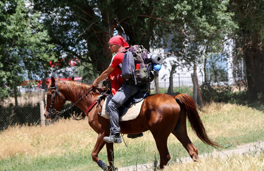 Askerlik yolculuğuna at sırtında çıktı