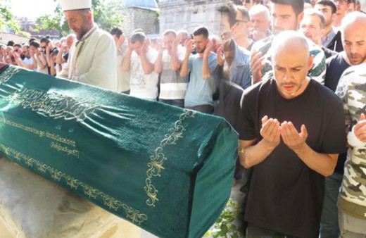 Ceza'nın acı günü! Babası son yolculuğuna uğurlandı