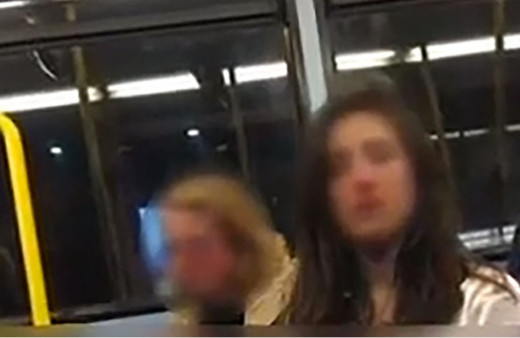 Londra'da lezbiyen çift bindikleri otobüste 4 erkek tarafından dövüldü!