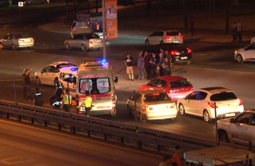 İstanbul'da feci kaza! Üst geçitten düştü