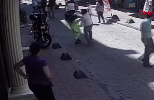 Beyoğlu'nda 2 kadına korkunç saldırı kamerada!