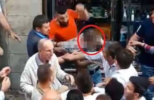 Trabzon'da tacizciyi vatandaşlar tekme tokat dövdü! Kamera kayıttaydı