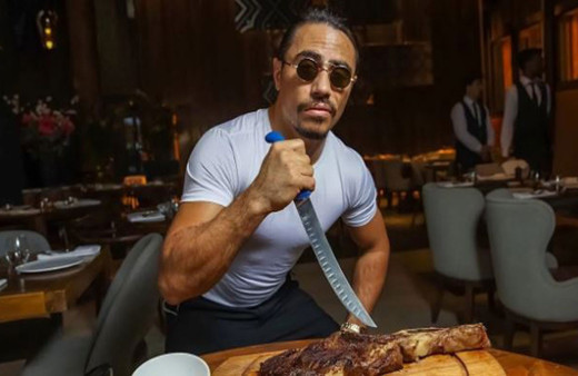 Nusret şovlarıyla adından söz ettirmeye devam ediyor! Eti drone ile uçurdu