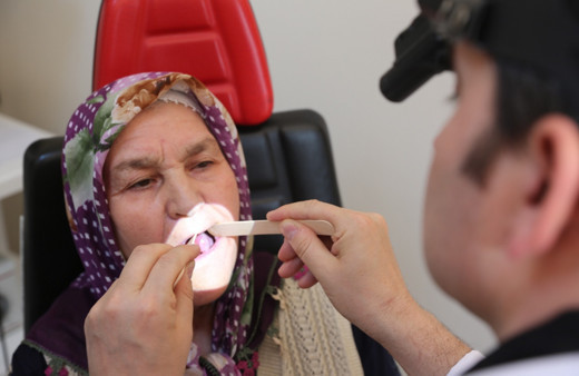 75 yaşındaki kadının dilinin yarısı kesildi