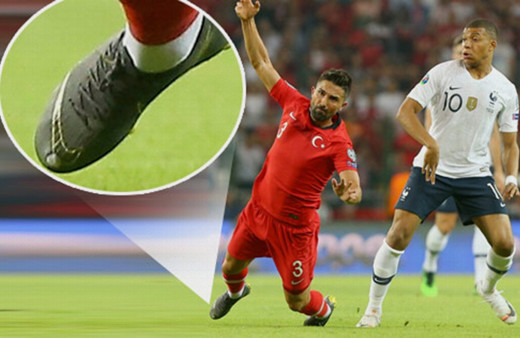 Hasan Ali Kaldırım'ın kramponlarında dikkat çeken detay