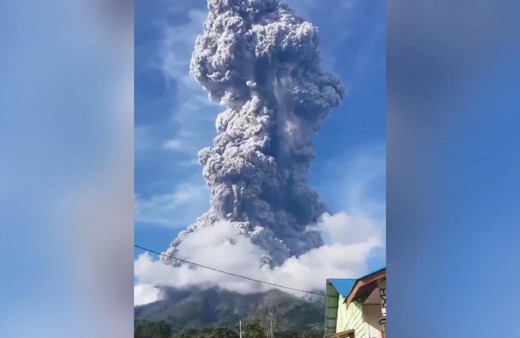 Sinabung yanardağı patladı, külleri 7 bin metreye kadar yükseldi