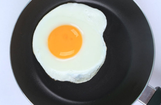 Herkese lazım bir bilgi! Yumurta pişirirken tavaya su koyarsanız...