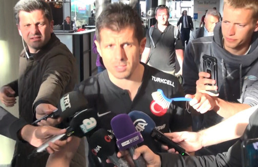 Emre Belözoğlu'na tuvalet fırçası uzatan kim? Çirkin hareket İzlanda basınında