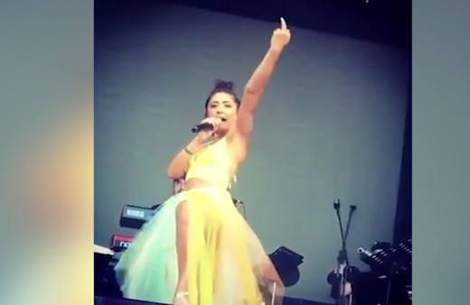 Melek Mosso konserinde bacağını açtı babayı alırsın dedi