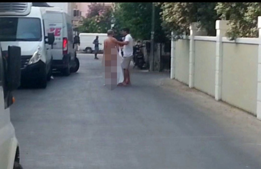 Çırılçıplak dolaştı! Vatandaş üzerini örtmeye çalıştı