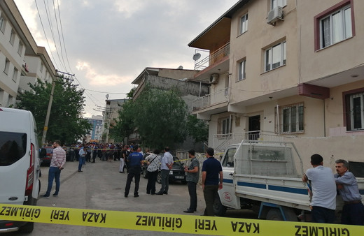 İzmir'de bir şahıs pompalı tüfekle ağabeyini öldürdü