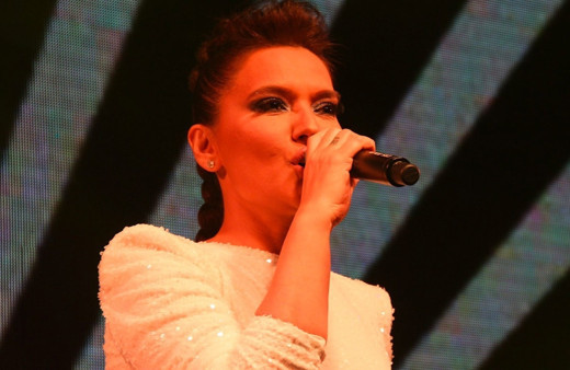 Manavgat yangınında evi yanıp sokakta uyumak zorunda kalan teyzeye Demet Akalın'dan yardım