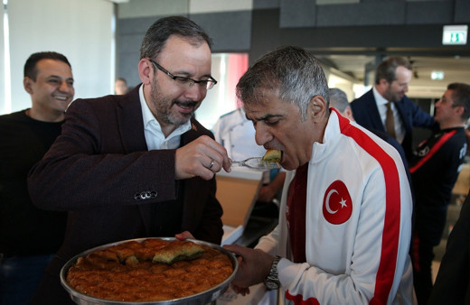 Muharrem Kasapoğlu Şenol Güneş'e elleriyle baklava yedirdi