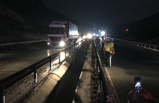 Manisa-İzmir yolu heyelan nedeniyle trafiğe kapandı