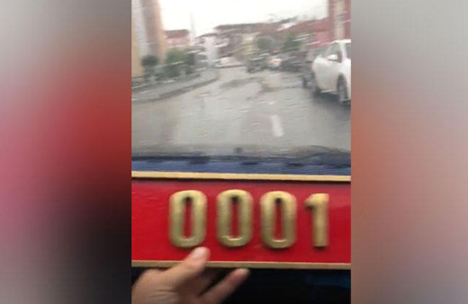 Valinin makam aracının düşen plakasını bulup, teslim etti