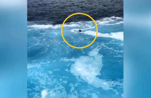 Feribot ile geminin çarpışacağını düşünen kadın suya atladı