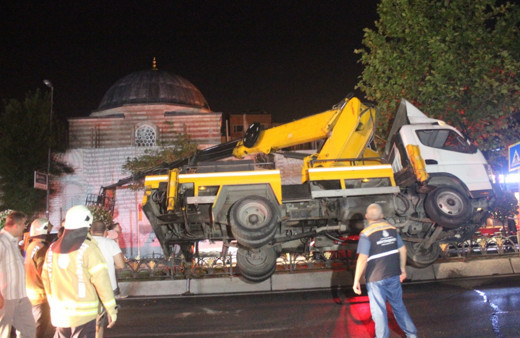 Fatih'te bayrak asan vinç askıda kaldı dehşet veren görüntüler