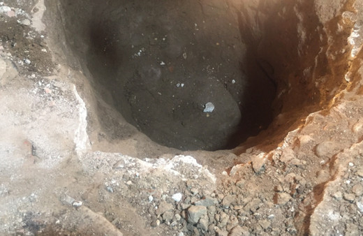 Garajını kazarken kalıntı buldu, polis ve arkeologlar harekete geçti