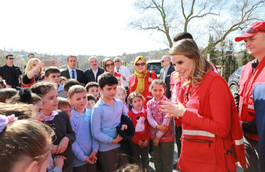 Esra Erol "Kolide Ne Var" kampanyası ile binlerce çocuğun yüzünü güldürdü