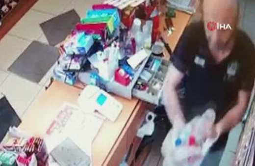 Arkadaşının bıraktığı alkol dolu şişeyi su diye satmış