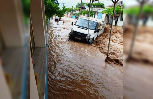 İzmir Ödemiş’i sağanak vurdu Araçlar sürüklendi