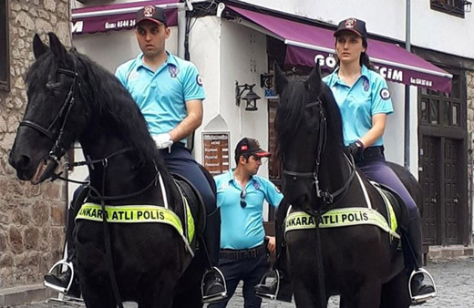 Beypazarı sokaklarında atlı polisler