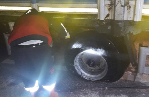 Şok eden görüntü! Hareket halindeki kamyonun lastikleri yandı