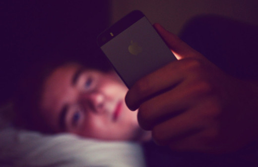 Cep telefonundaki mavi ışık tehlikesinden korunmak için yapılması gerekenler