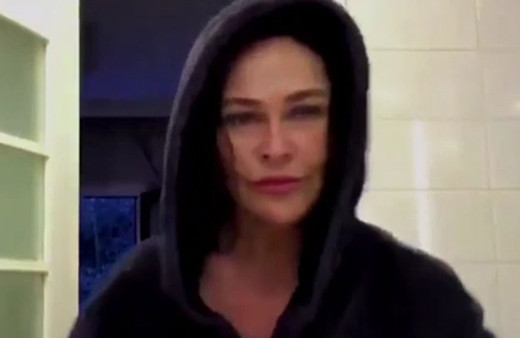 Hülya Avşar’dan çok konuşulacak bornozlu klip