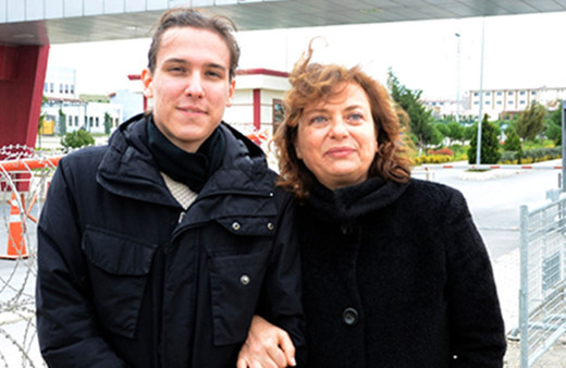 Pasaportuna el konulan Can Dündar'ın eşi Dilek Dündar, yurt dışına çıktı